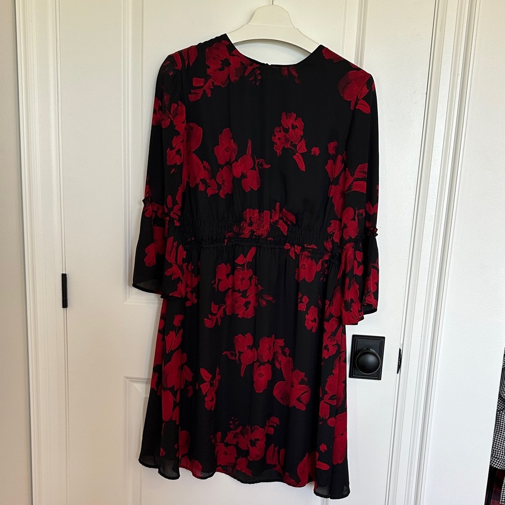 H&M med Elegant Black and Red Floral Dress